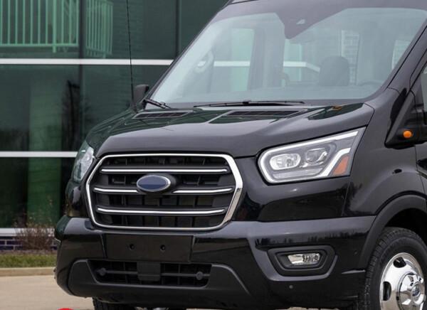 Kuvassa Maskin kromisarja Ford Transit 2020-