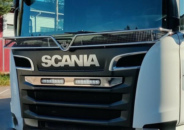 Kuvassa Lazer Grille Kit Scania R 2010-2016, ST8 Evolution lisävaloilla