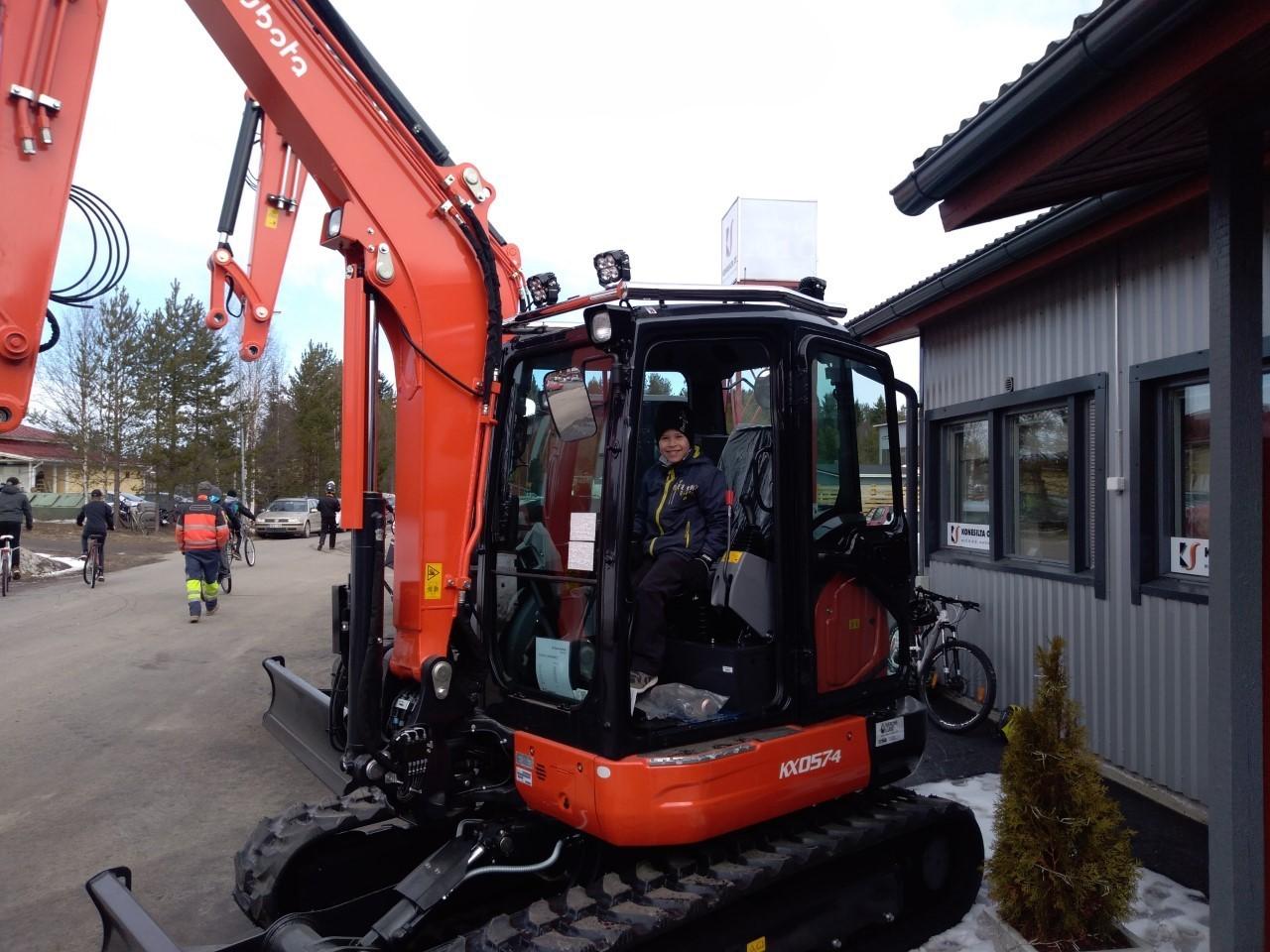 Kuvassa Lisävaloteline katolle Kubota KX057-4