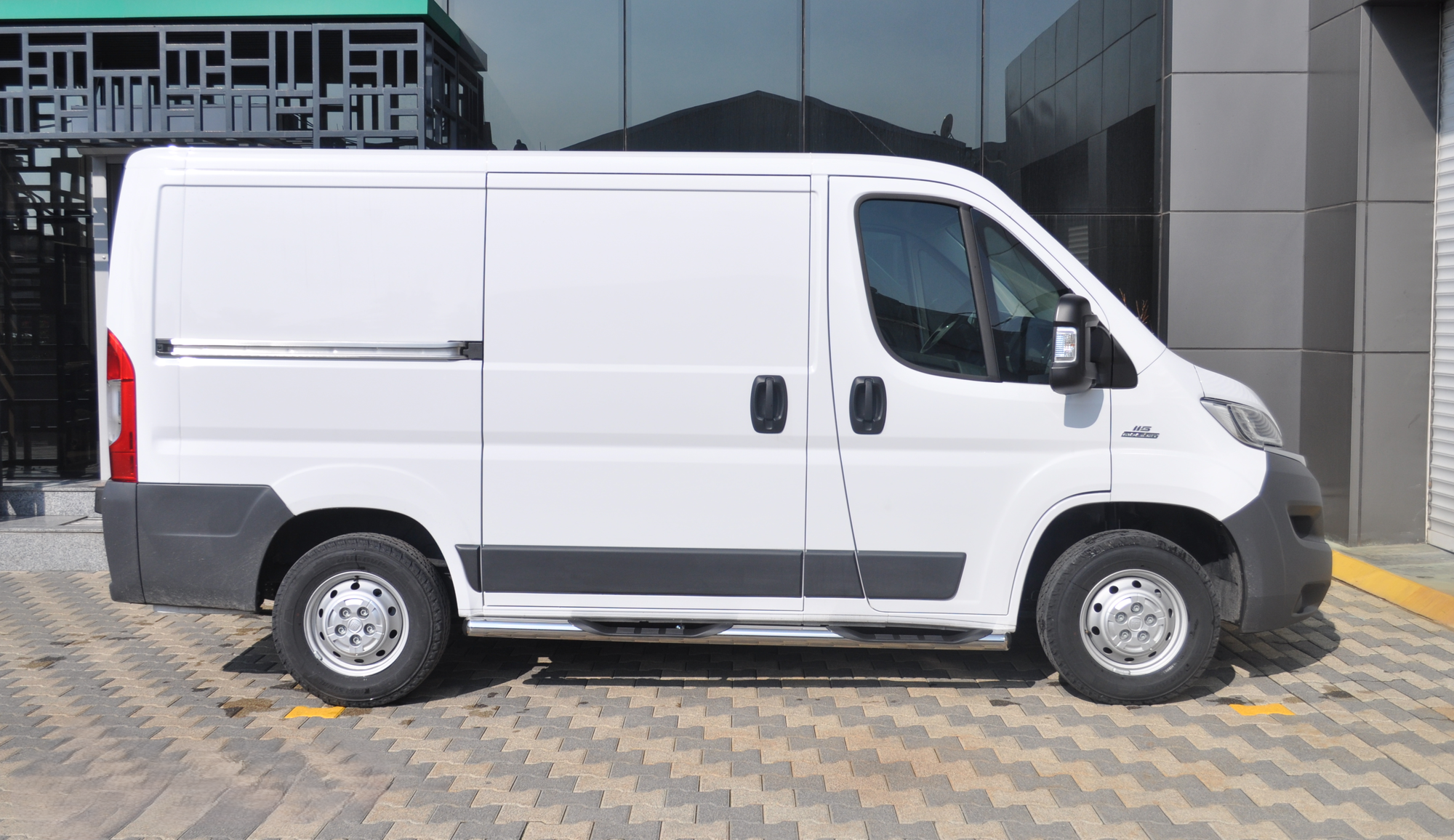 Kuvassa Kylkiputket muoviaskelmilla Fiat Ducato 2007- Lyhyt akseliväli (SWB)