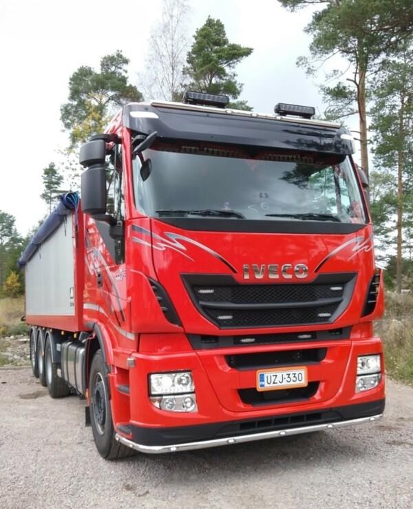 Kuvassa Lisävaloteline katolle Iveco Stralis 2013- matala ohjaamo