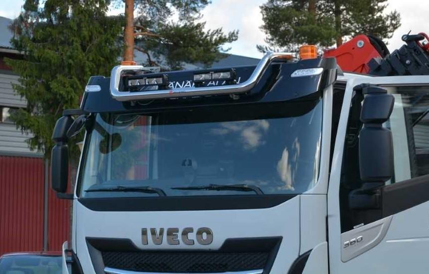 Kuvassa Lisävaloteline katolle Iveco AT, matala ohjaamo