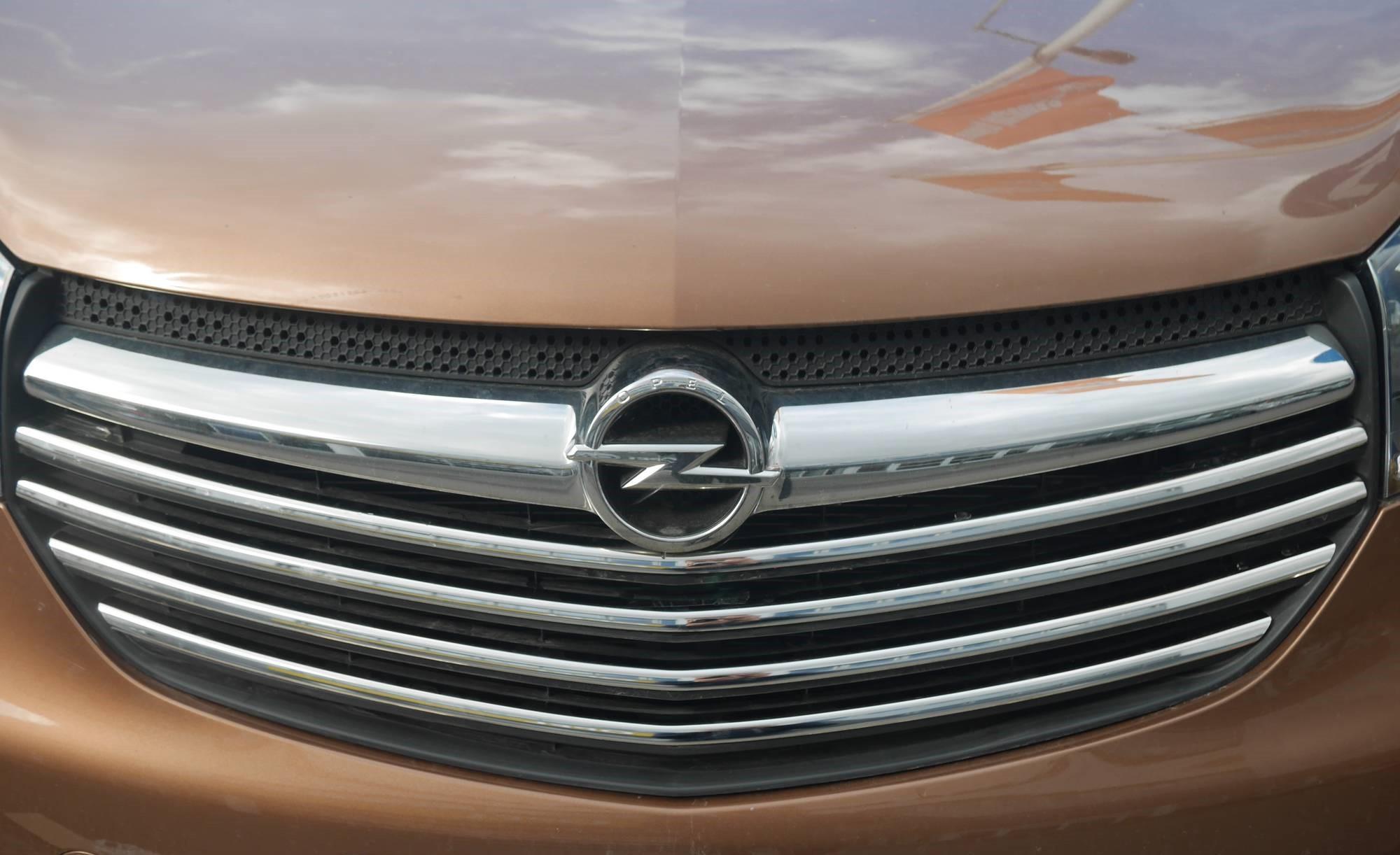 Kuvassa Maskin kromisarja Opel Vivaro 2014-