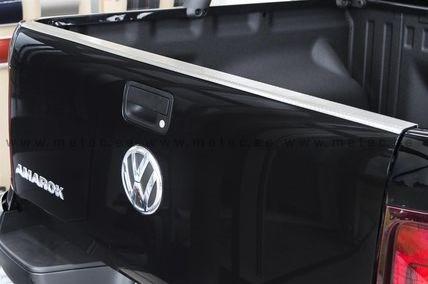 Kuvassa Takaluukun reunasuoja VW Amarok 2010-/2016-