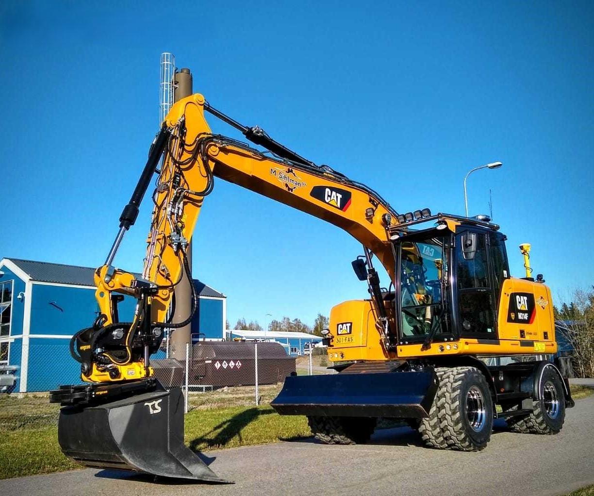 Kuvassa Lisävaloteline katolle Caterpillar M314F