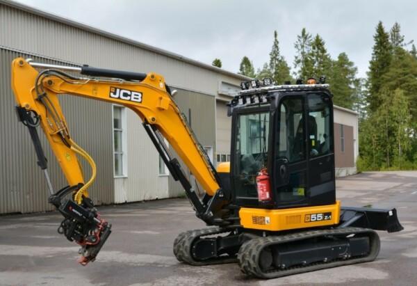 Kuvassa Lisävaloteline katolle JCB 55