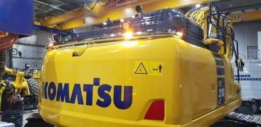 Kuvassa Lisävaloteline taakse / peräpuntin päälle, Komatsu PC210LC