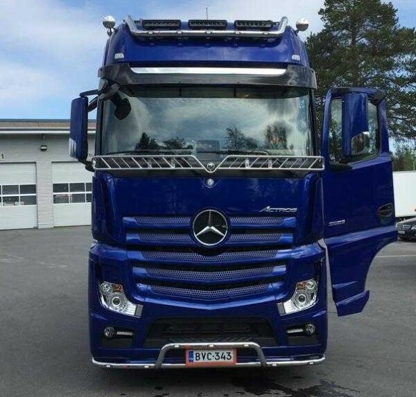 Kuvassa Lisävaloteline katolle jatkoilla MB Actros GigaSpace 2,5m