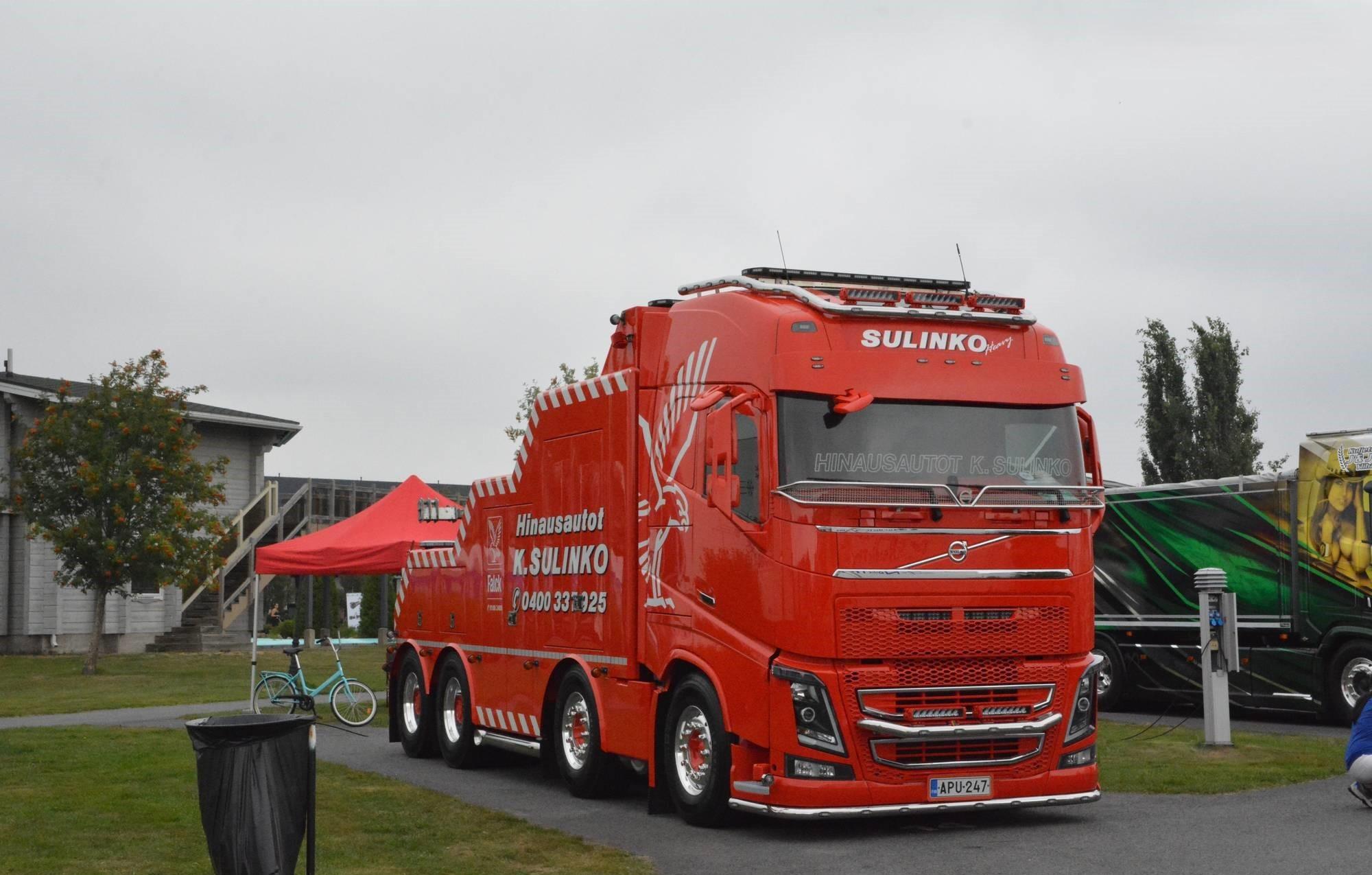 Kuvassa Etuhelmaputki ∅76mm Volvo FH4 2012-