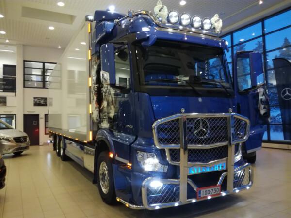 Kuvassa Karjapuskuri Freeway MB Actros L 2,3m