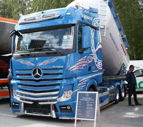 Kuvassa Karjapuskuri Lite MB Actros L 2,5m