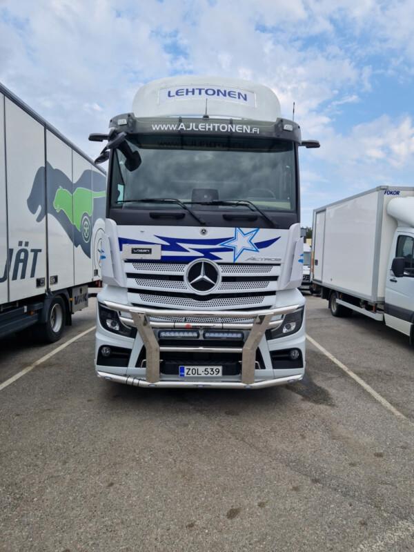 Kuvassa Karjapuskuri Lite MB Actros L 2,3m