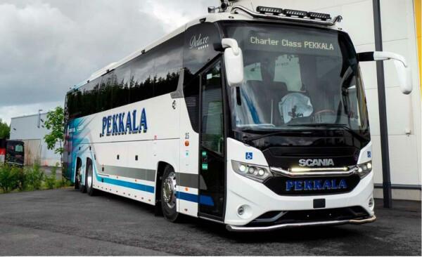 Kuvassa Lisävaloteline Katolle Scania Interlinka