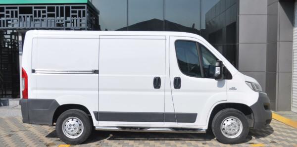 Kuvassa Kylkiputket muoviaskelmilla Fiat Ducato 2007- pitkä akseliväli (LWB)