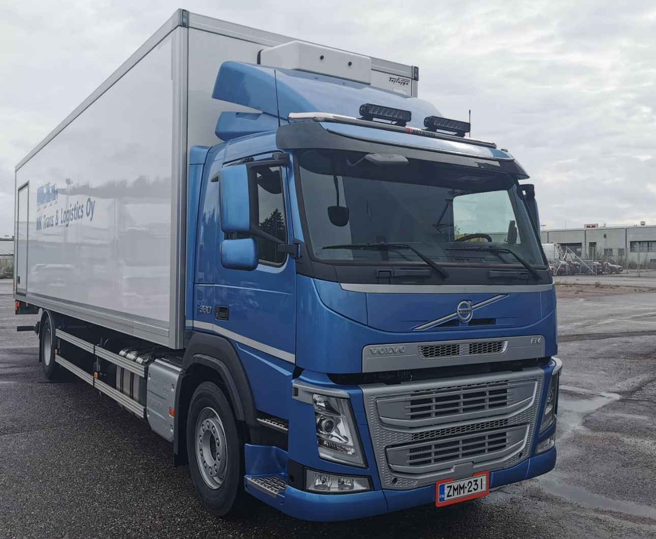 Kuvassa Lisävaloteline katolle Volvo FM4/FMX (Normaali)