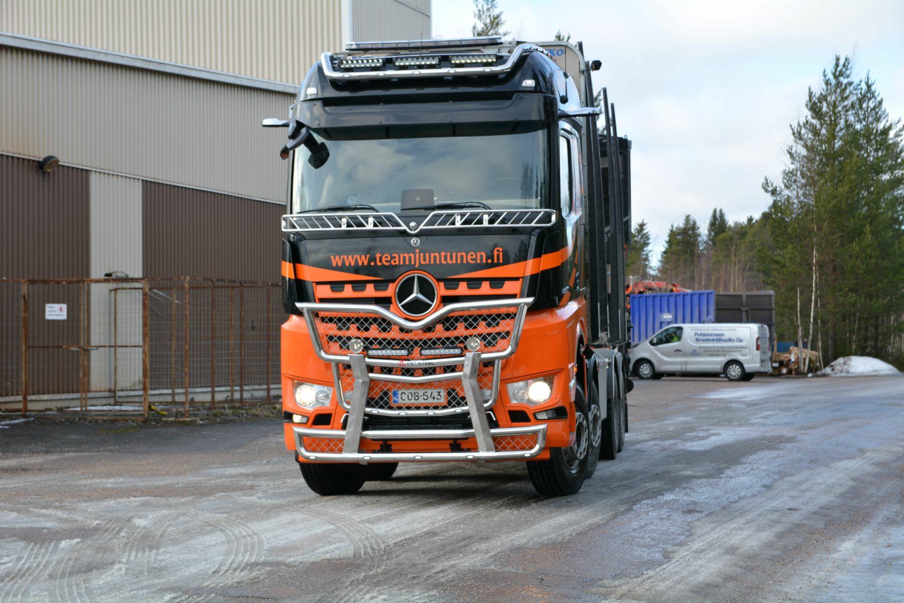 Kuvassa Lisävaloteline katolle sivujatkoilla MB Actros BigSpace 2,5m