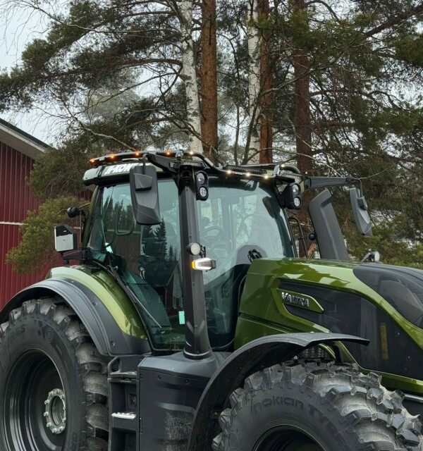 kuvassa TVA108 Valoteline katolle Valtra Q-sarjaan,