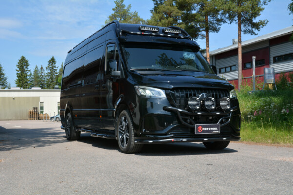 Kuvassa Lisävaloteline katolle jatkoilla MB Sprinter A3