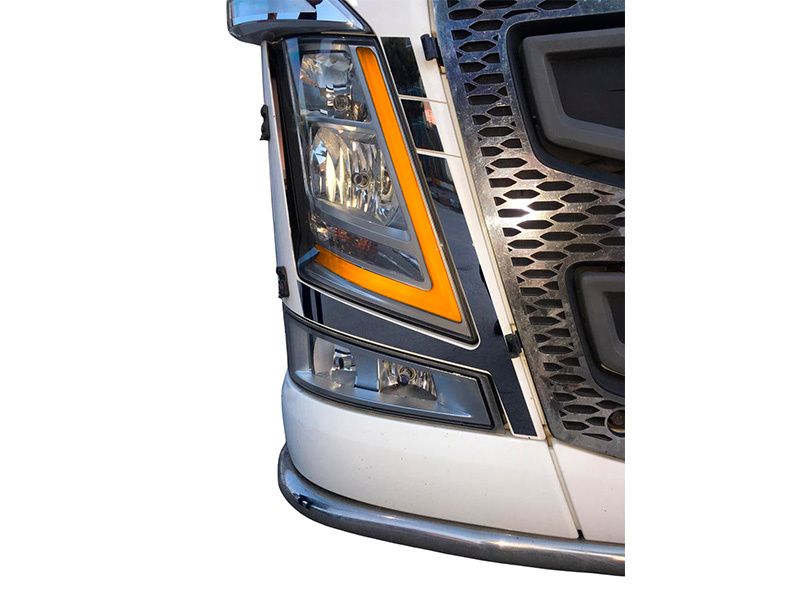 Kuvassa LED-Päivävalosarja Volvo FH/FM 2015-