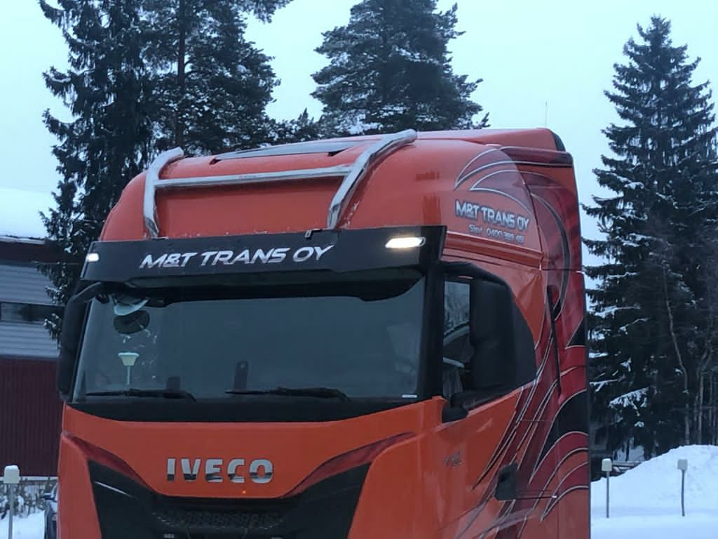 Kuvassa Lisävaloteline katolle Iveco S-, X-WAY AS korkea