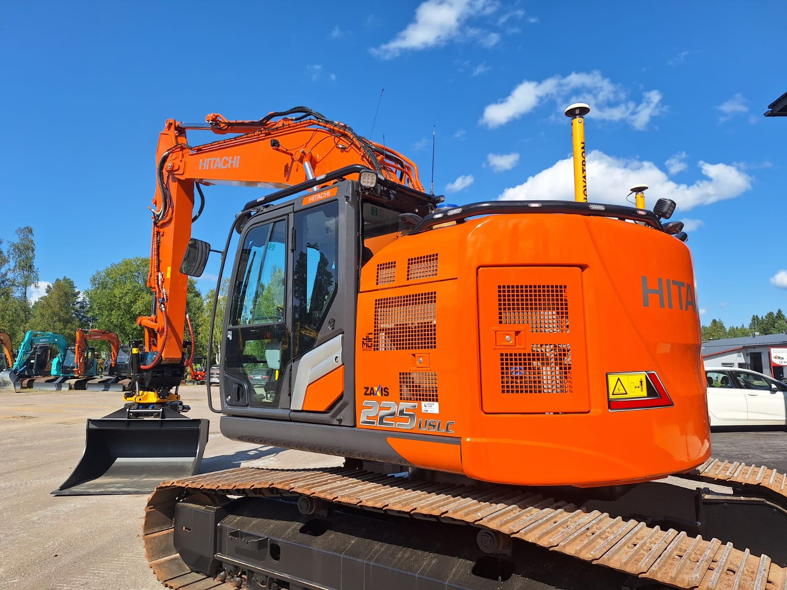 Kuvassa Valoteline taakse Hitachi ZX225USLC-6,7 srj