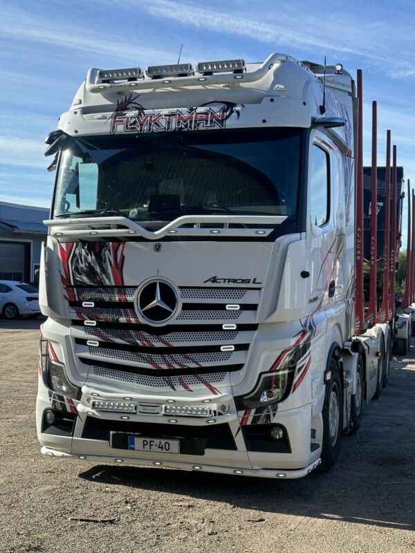 Kuvassa Koristeputki maskiin MB Actros 2,5m