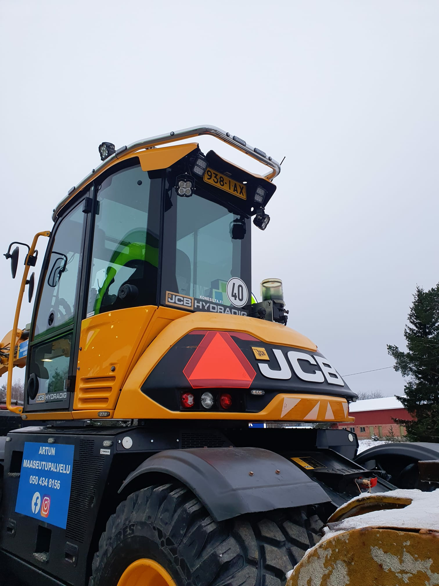 Kuvassa Valoteline katolle JCB Hydradig 110W