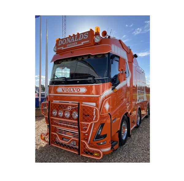 Kuvassa Pgtech Valokyltin asennussarja Volvo FH4/5, FM5, lisävalokiinnityksellä