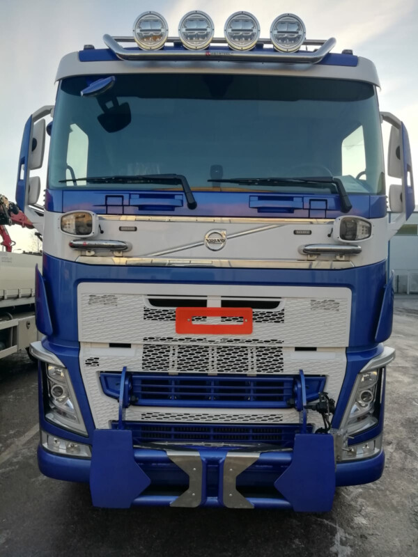 Kuvassa Auravaloteline 2-osainen Volvo FH4 2012-2020