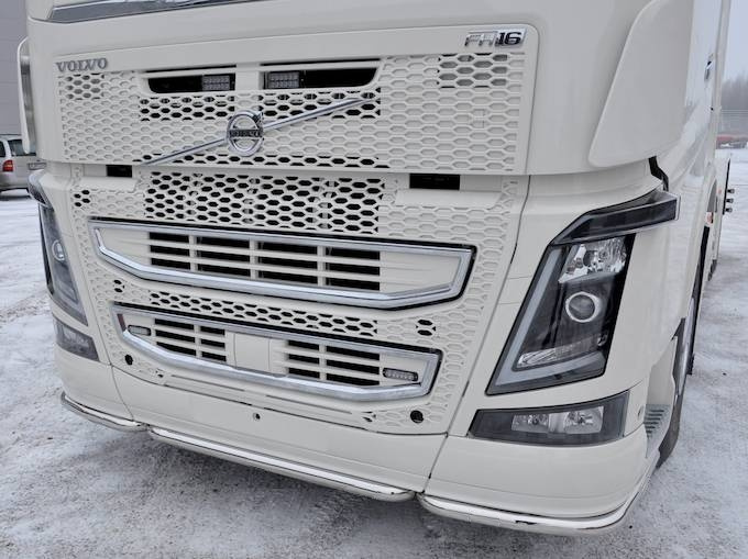 Kuvassa Etuhelmaputki 3-osainen Volvo FM/FH4