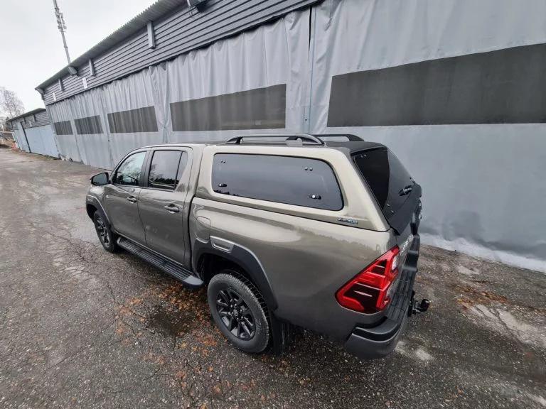 Kuvassa Aeroklas lavakate Toyota Hilux DC 2016-