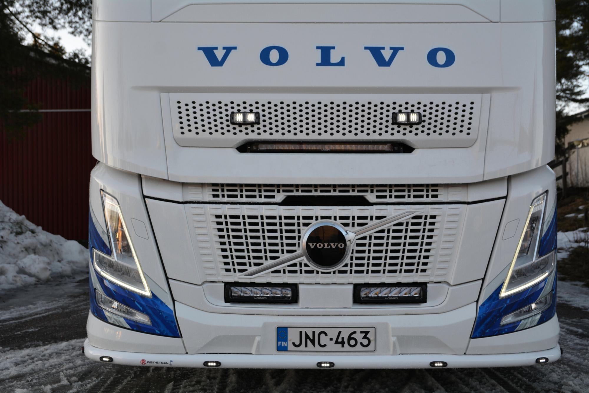 Kuvassa Lazer Triple-R 850 valopaketti Volvo FH AERO maskiin